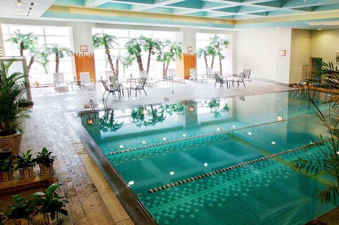 Imagen de la piscina del Hotel Nikko Dalian. Foto 14