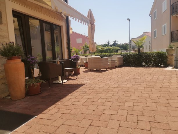 Imagen de los exteriores del Hotel Nikola. Foto 18