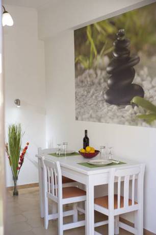 Imagen de la habitación del Hotel Nikolas Suites. Foto 2