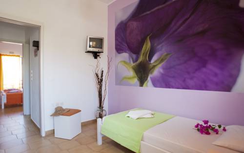 Imagen de la habitación del Hotel Nikolas Suites. Foto 6