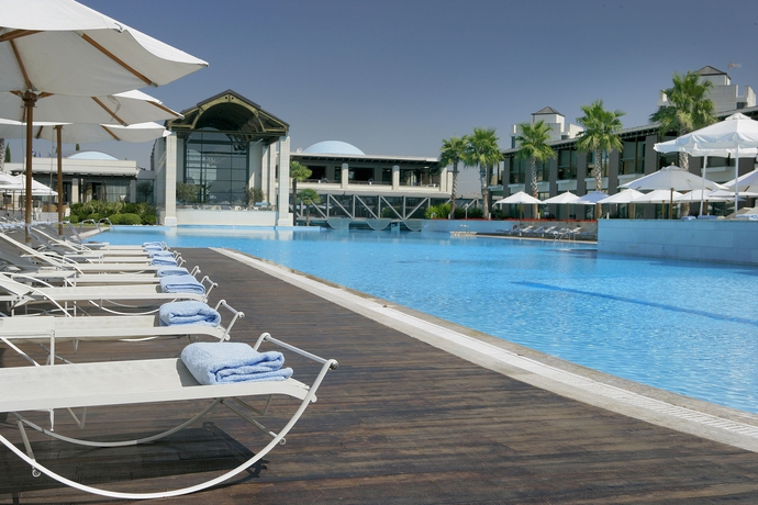 Imagen de la piscina del Hotel Nikopolis. Foto 13