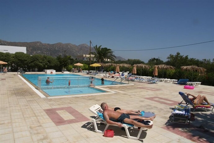 Imagen de la piscina del Hotel Nikos 2 Studios and Apartments. Foto 28