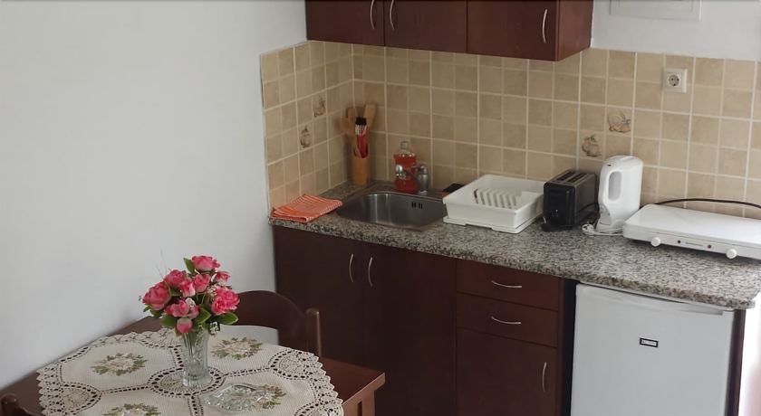 Imagen de la habitación del Hotel Nikos Studios. Foto 12