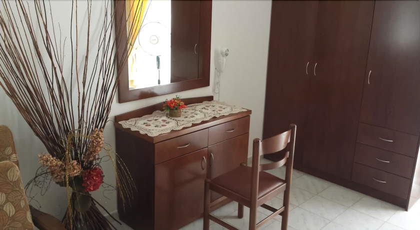 Imagen de la habitación del Hotel Nikos Studios. Foto 15