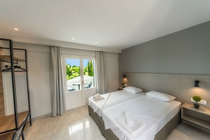 Imagen de la habitación del Hotel Nikos Villas. Foto 15