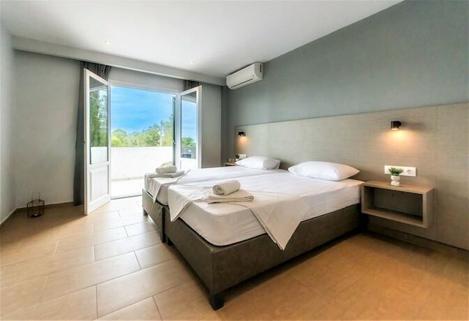 Imagen de la habitación del Hotel Nikos Villas. Foto 17