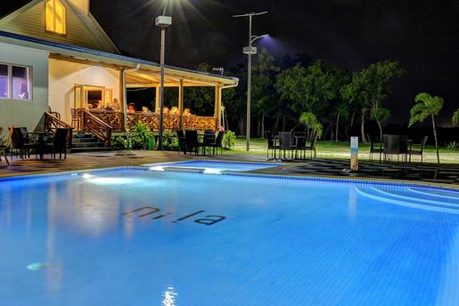 Imagen de la piscina del Hotel Nila Beach Resort Fiji. Foto 10