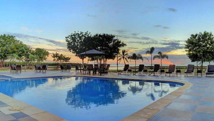 Imagen de la piscina del Hotel Nila Beach Resort Fiji. Foto 11