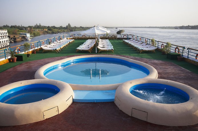 Imagen de la piscina del Hotel Nile Carnival Cruise. Foto 19