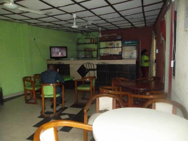 Imagen del bar/restaurante del Hotel Nima Suites. Foto 3