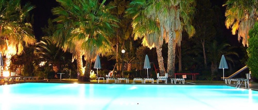 Imagen de la piscina del Hotel Nina Beach. Foto 6