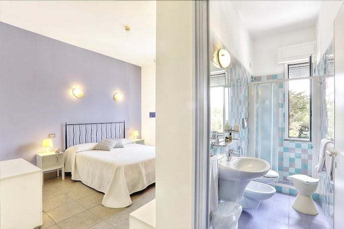 Imagen de la habitación del Hotel Nina, Marina di Bibbona. Foto 5