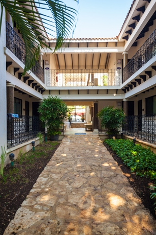 Imagen de los exteriores del Hotel Nina Playa Del Carmen. Foto 11