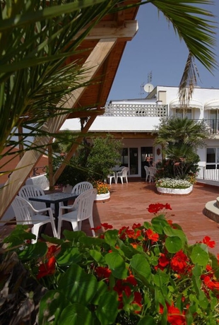 Imagen de los exteriores del Hotel Ninays. Foto 11