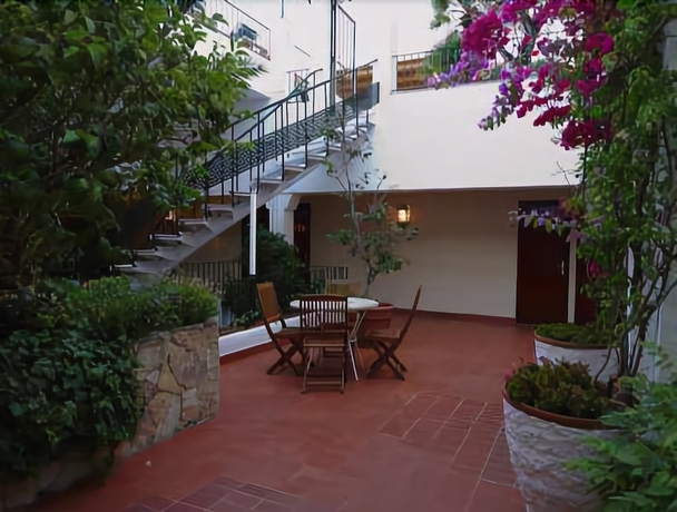 Imagen de los exteriores del Hotel Ninays. Foto 13