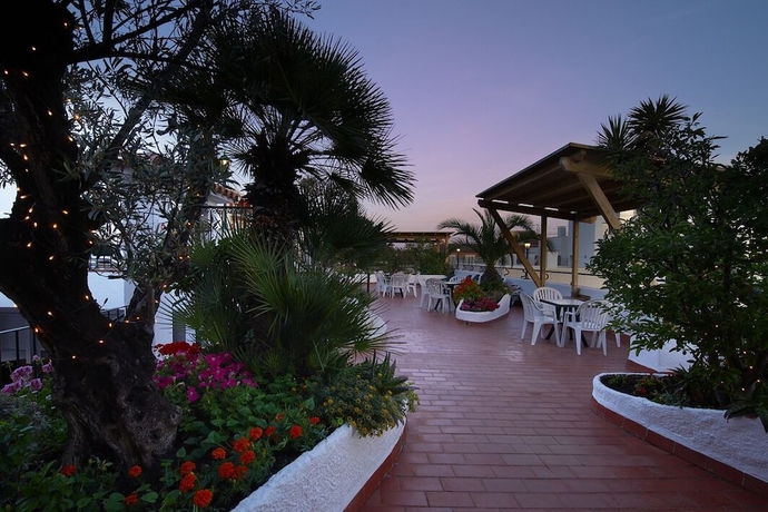 Imagen de los exteriores del Hotel Ninays. Foto 14