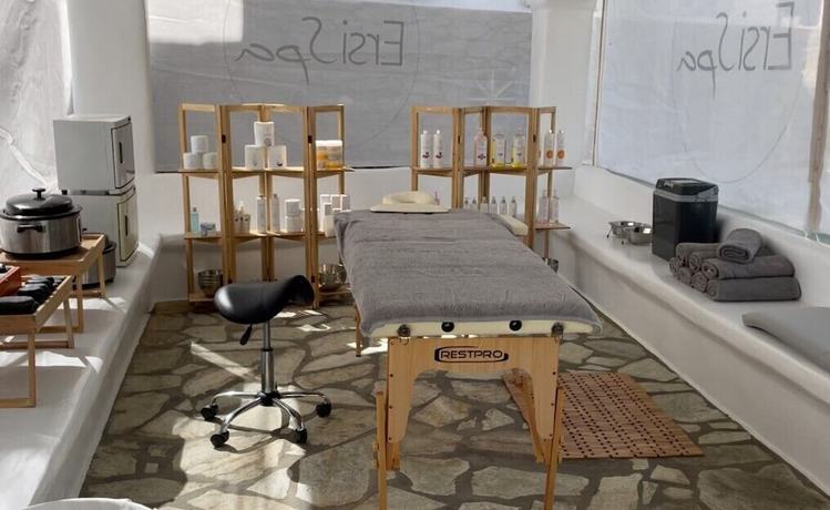 Imagen de la piscina del Hotel Ninemia Suites and Open air Spa. Foto 20