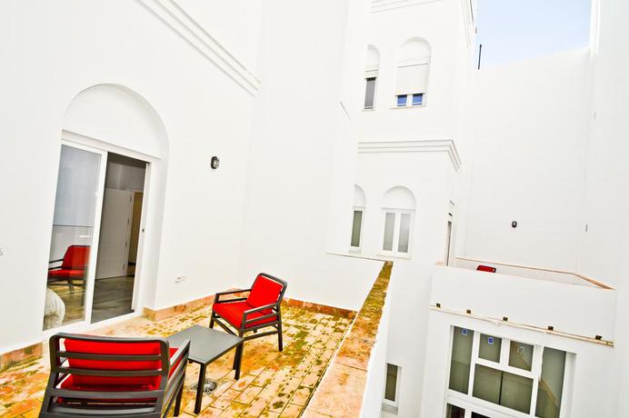 Imagen de los exteriores del Hotel Ninesuites. Foto 16