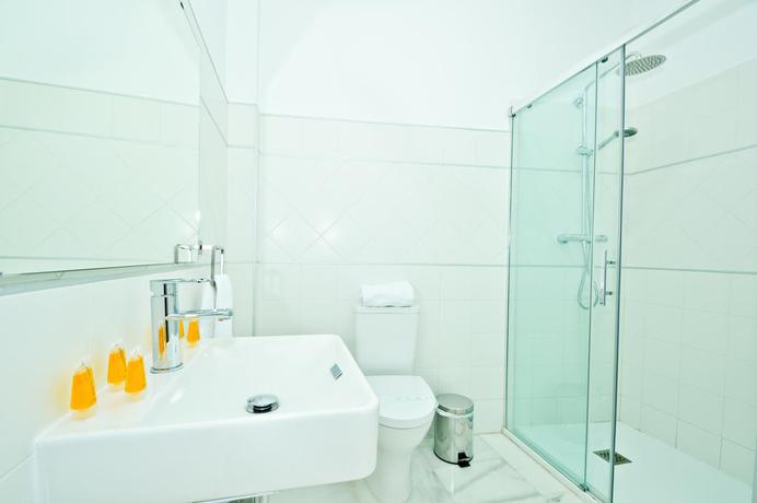 Imagen de la habitación del Hotel Ninesuites. Foto 13