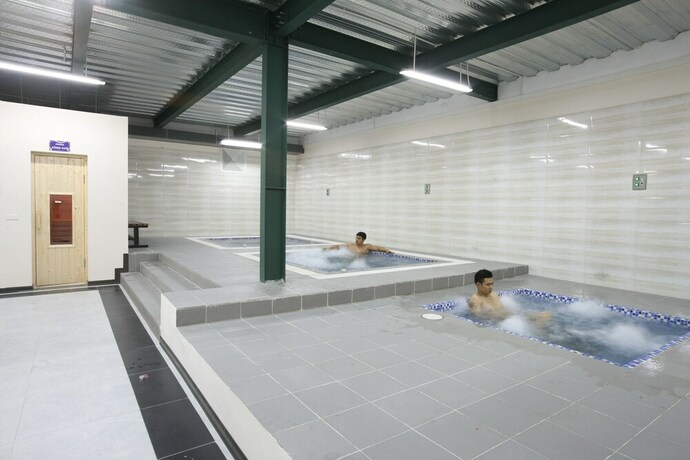 Imagen de los interiores del Hotel Ninety Nine Center. Foto 16