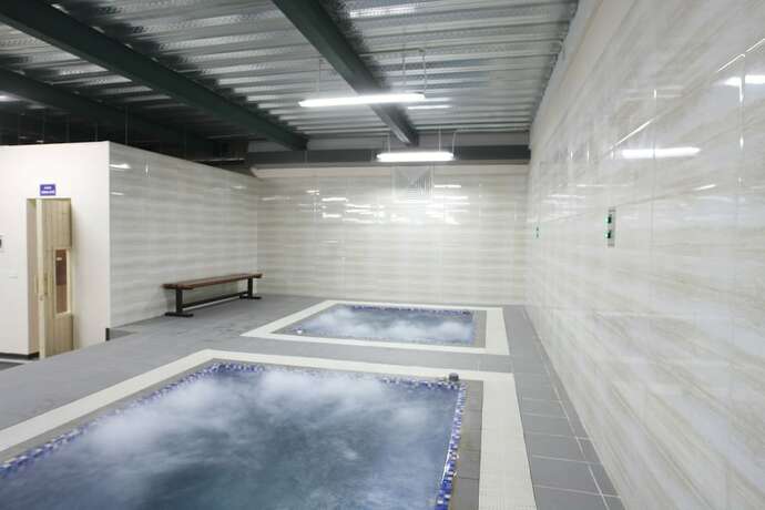 Imagen de la piscina del Hotel Ninety Nine Center. Foto 20