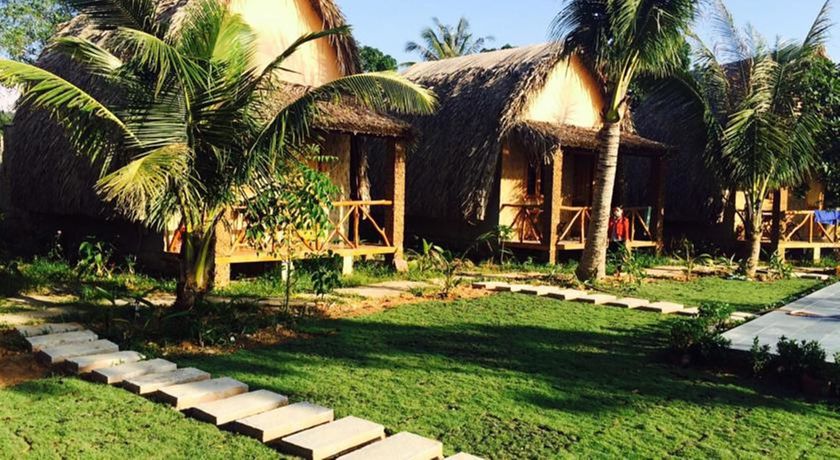 Imagen de la piscina del Hotel Ninila Fruit Farm Bungalow. Foto 14