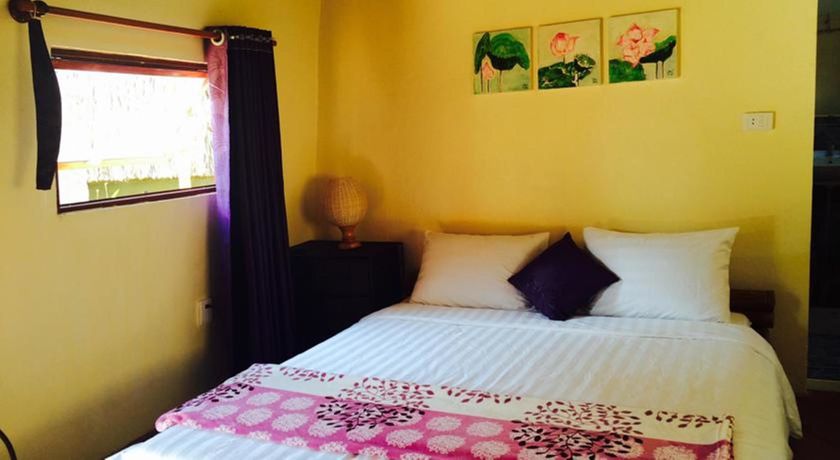 Imagen de la piscina del Hotel Ninila Fruit Farm Bungalow. Foto 15