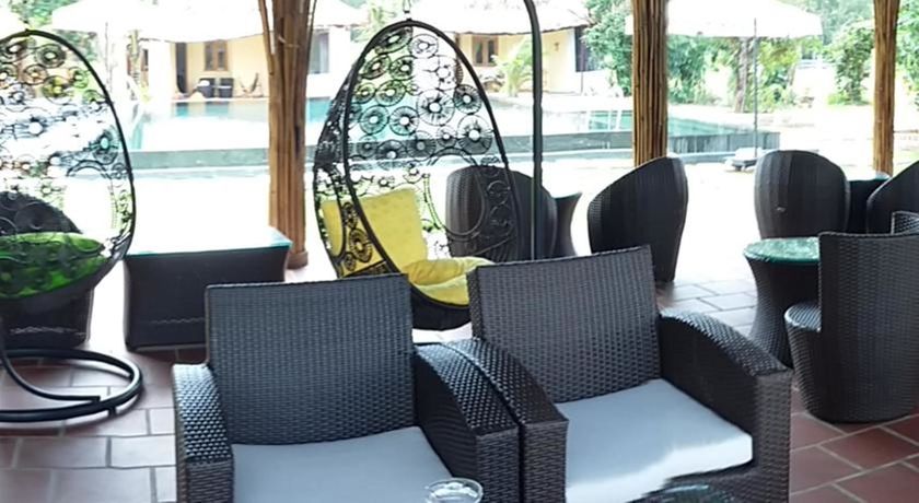 Imagen de la piscina del Hotel Ninila Fruit Farm Bungalow. Foto 16