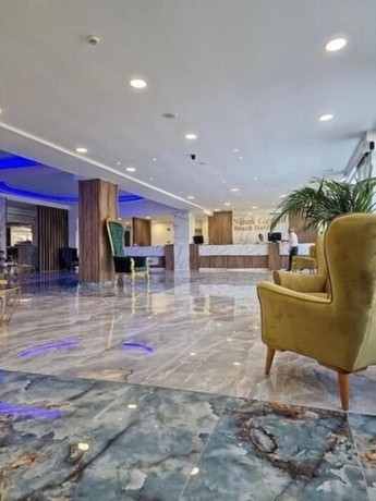 Imagen de los interiores del Hotel Ninos Grand Beach and Resort. Foto 16