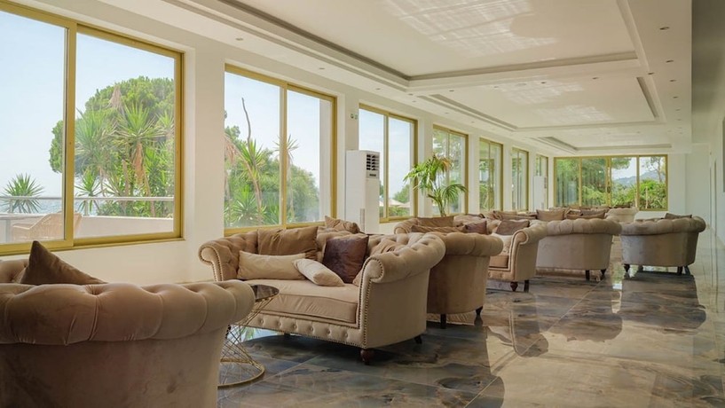 Imagen de los interiores del Hotel Ninos Grand Beach and Resort. Foto 19