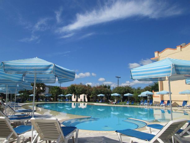 Imagen de la piscina del Hotel Ninos On The Beach. Foto 12