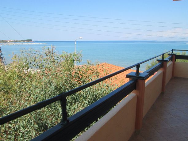 Imagen de la piscina del Hotel Ninos On The Beach. Foto 15