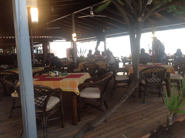 Imagen del bar/restaurante del Hotel Ninos On The Beach. Foto 5