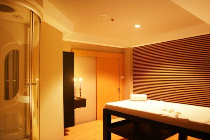 Imagen de la piscina del Hotel Niran Grand Bangkok. Foto 19