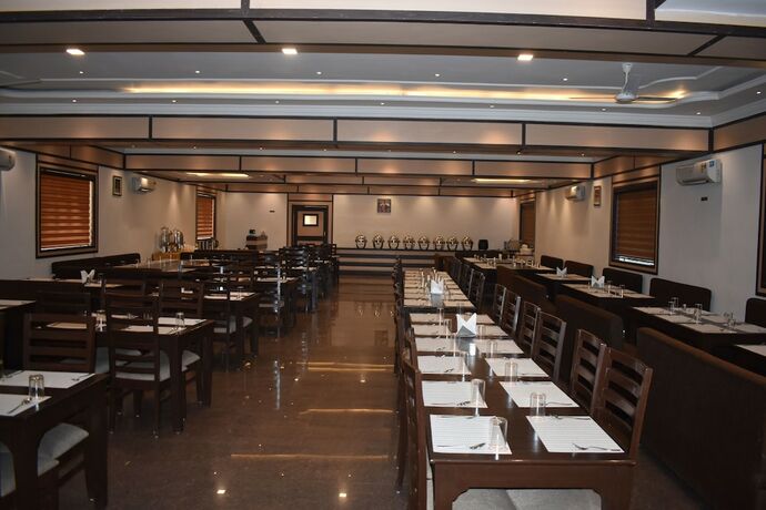 Imagen del bar/restaurante del Hotel Niranjana. Foto 13