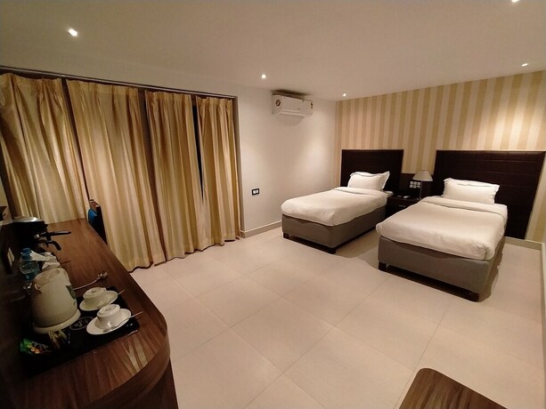 Imagen de la habitación del Hotel Niranjana. Foto 15