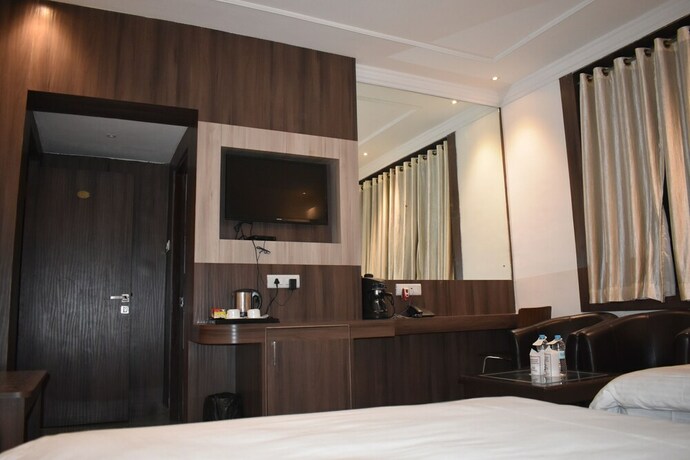 Imagen de la habitación del Hotel Niranjana. Foto 17