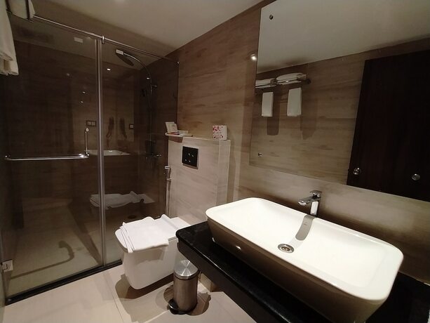 Imagen de la habitación del Hotel Niranjana. Foto 30