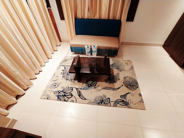 Imagen de la habitación del Hotel Niranjana. Foto 31