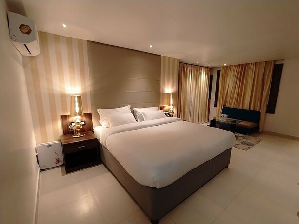 Imagen de la habitación del Hotel Niranjana. Foto 33