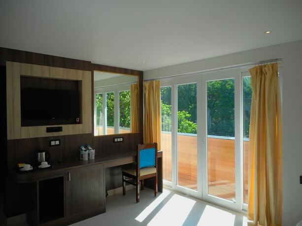 Imagen de la habitación del Hotel Niranjana. Foto 35