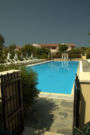 Imagen de la piscina del Hotel Nireas Studios and Apartments. Foto 12