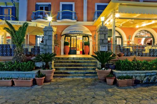 Imagen general del Hotel Nireus, Emporios. Foto 1