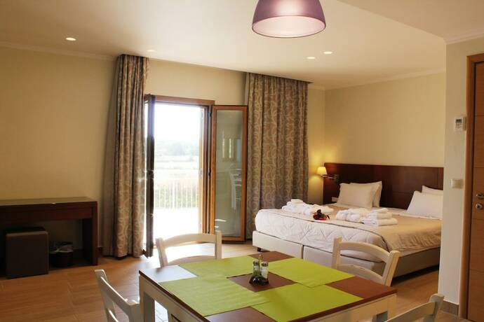 Imagen de la habitación del Hotel Niriides Luxury Villas. Foto 19
