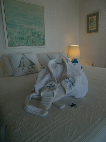 Imagen de la habitación del Hotel Niriides Villas. Foto 16