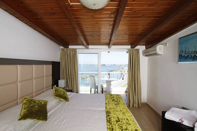 Imagen de la habitación del Hotel Nirikos. Foto 4