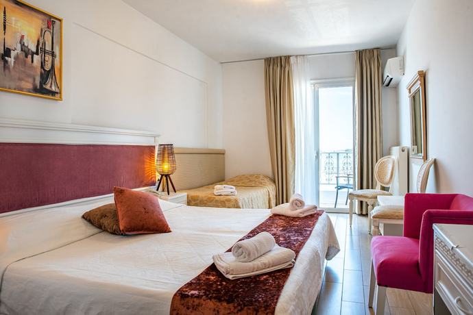 Imagen de la habitación del Hotel Nirikos. Foto 15