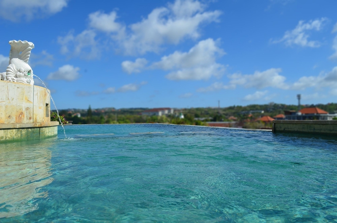 Imagen de la piscina del Hotel Nirmala. Foto 16