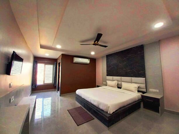 Imagen de la habitación del Hotel Nirmalya Inn. Foto 13