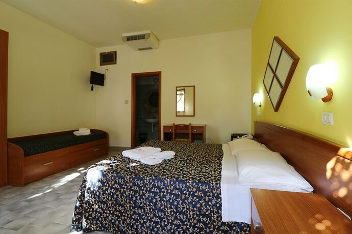 Imagen de la habitación del Hotel Nirvana Club Village. Foto 12